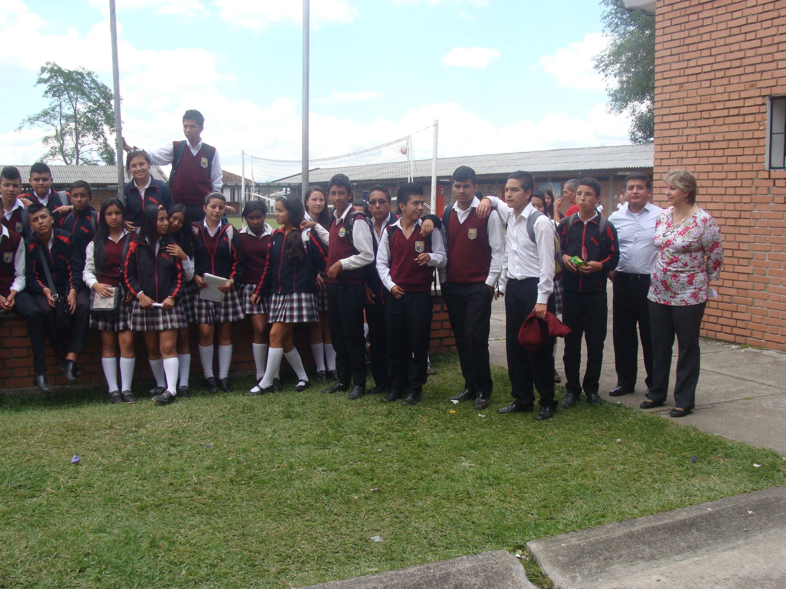 Estudiantes del proyecto con docentes anfitriones de la Institución Educativa "Sagrado Corazón de Jesús"